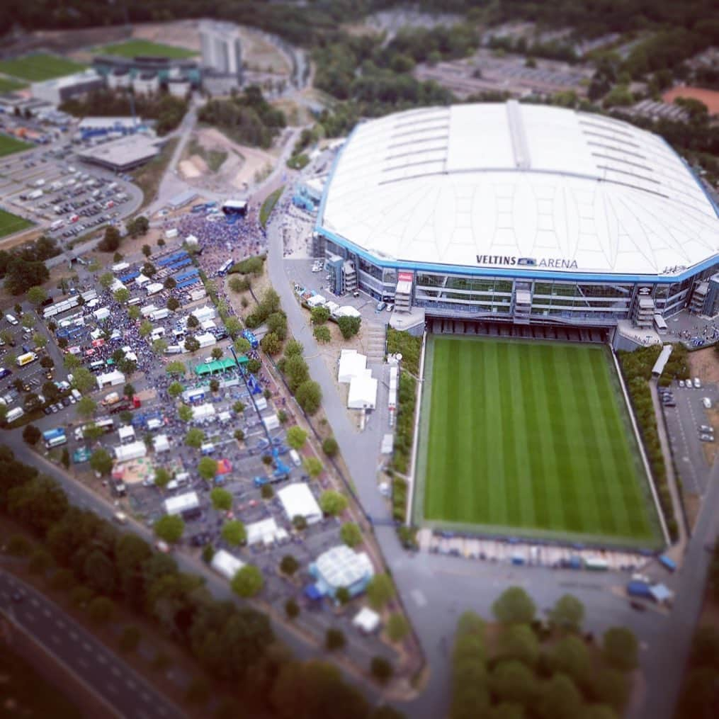 シャルケ04さんのインスタグラム写真 - (シャルケ04Instagram)「#SchalkeTag von oben 💙🚁 . . #SchalkeTag from above 💙🚁 . . #S04 #Schalke #Knappen #Königsblau #🔵⚪️ @veltins_arena #Sky #Opening #Season #Futbol #Football #Soccer」8月11日 23時06分 - s04