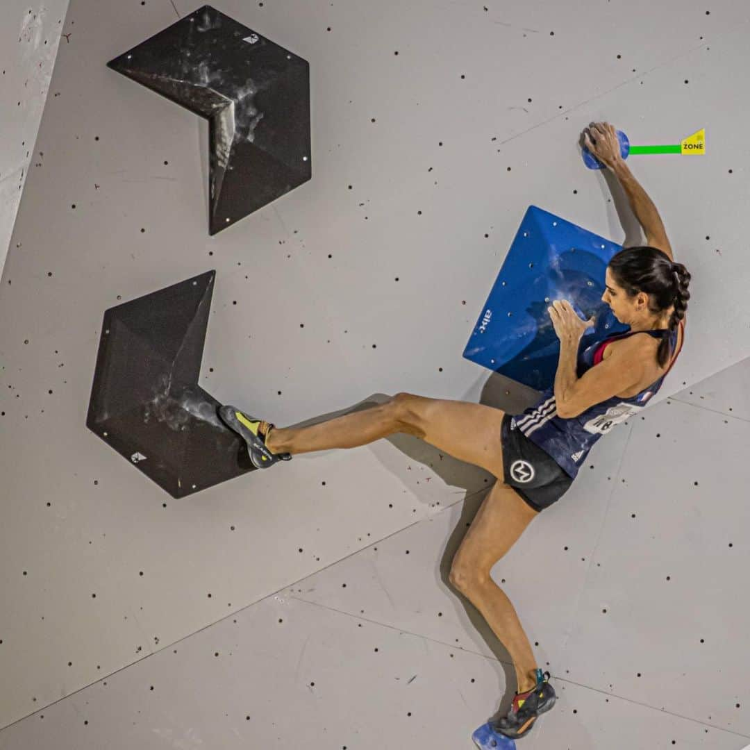 ファニー・ジベールさんのインスタグラム写真 - (ファニー・ジベールInstagram)「[Tokyo World championship 🇯🇵 🏆] 🎥 Qualify B2 #crimps 🔥👊🏽 ———————————————————— 📸 @vladek_zumr  @ffmontagne_escalade @verticalartclimbing @scarpafrance  @blackdiamond @vibram」8月11日 23時08分 - fannygibert974