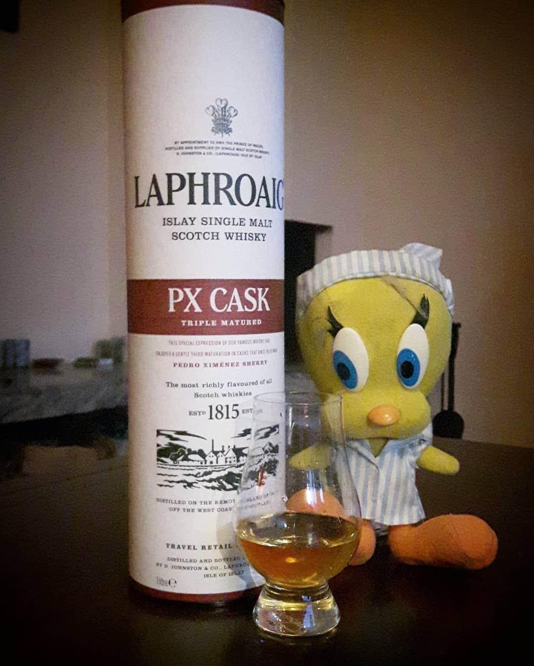 Little Yellow Birdさんのインスタグラム写真 - (Little Yellow BirdInstagram)「A lovely smokey dram to end the weekend with. #littleyellowbird #tweety #tweetykweelapis #adventures #yellow #bird #weekend #sunday #sundayevening #whisky #scotchwhisky #singlemalt #laphroaig #dram #smokey #pxcask #lafrog🐸 #stuffedanimalsofinstagram #plushiesofinstagram」8月11日 23時08分 - tweetykweelapis