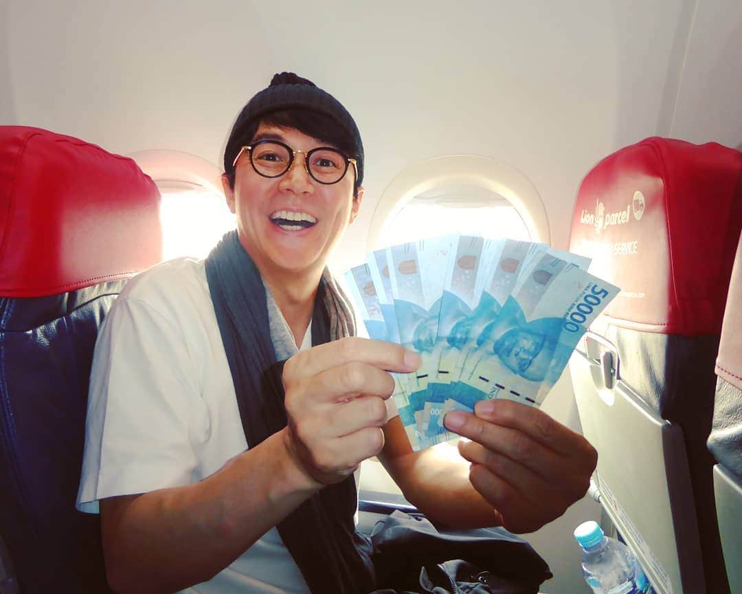 福山雅治さんのインスタグラム写真 - (福山雅治Instagram)「マナドのサム・ラトゥランギ国際空港にて、国内便の出発時刻が5時間半遅延したため、30万ルピア(約3000円)が返金されました。機内でも地底人ラジオ収録中。スタッフ  #地底人ラジオ #ホットスポット最後の楽園 #インドネシア #indonesia #samratulangiairport」8月11日 23時10分 - masaharu_fukuyama_official