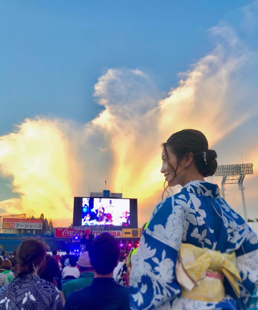 のインスタグラム：「神宮外苑花火大会🎆 花火はもちろん、夕焼け空もすごく綺麗でした✨ . 着付けとヘアセットを自分でしたので 行くまでにすでに疲れ気味でしたが 大盛り上がりのライブと綺麗な花火 最高でした☺️ . . . #神宮外苑花火大会 #浴衣 #花火 #夕焼け #ゴールデンボンバー #ライブ #今年４回目の #明治神宮野球場 #アリーナ席 #プロ野球 #下駄でグラウンド #空 #浴衣ヘアアレンジ #セルフヘアアレンジ #夏 #summer #sunset #tokyo」