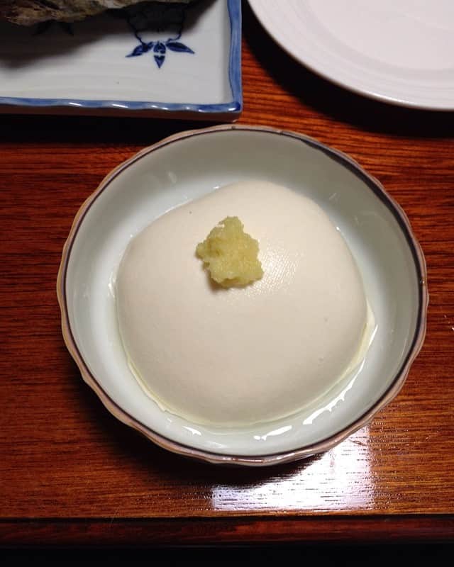 職人.comさんのインスタグラム写真 - (職人.comInstagram)「#京都のお坊さん に製法を教わったと言われている #山形 は #庄内の名物 、#南禅寺豆腐 。 もちろん #おろしたてのショウガ と食べるとより美味しいです。 #セラミックおろし 小で #ショウガ をおろしている動画を撮りましたのでぜひご覧くださいませ。 https://www.youtube.com/embed/6R7W9znqDdg （ショウガをおろした様子） https://www.shokunin.com/jp/porlex/oroshi.html （セラミックおろし小） @shokunincom  #職人ドットコム #京都 #京都市 #手仕事 #暮らしの道具 #そうだ京都行こう #暮らしを楽しむ #京都旅行 #京都巡り #京都観光 #京都散策 #京都散歩 #モノづくり #ものづくり #工芸品 #民芸 #民藝 #民芸品 #手工芸 #日本製 #庄内 #庄内町」8月11日 23時20分 - shokunincom