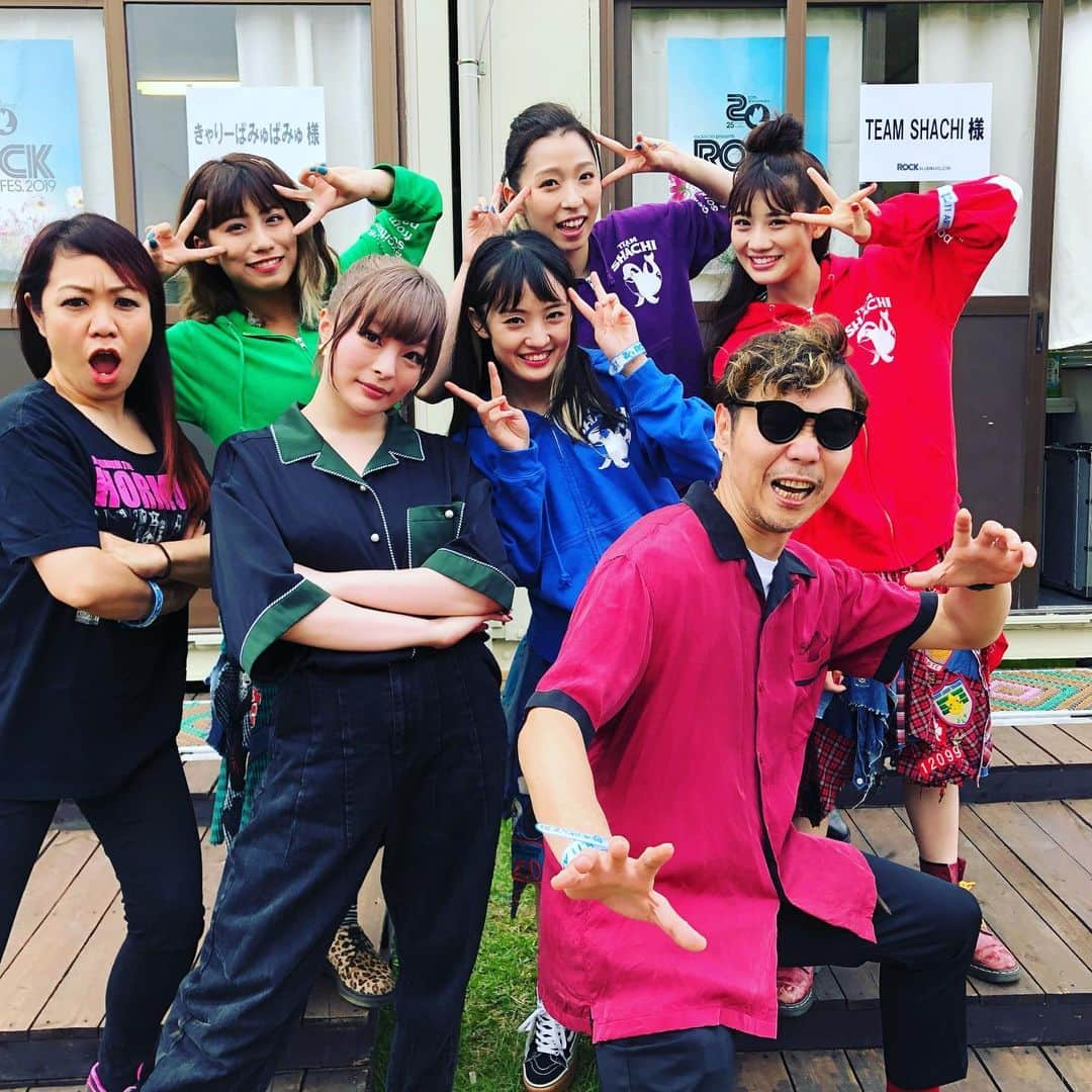 日高央さんのインスタグラム写真 - (日高央Instagram)「ロッキン今年はTEAM SHACHIでギタリストに専念させていただいたよ久々きゃりーちゃんサイサイちゃんホルモンちゃんとご挨拶ありがとね😊金曜はサマソニ大阪にお邪魔してそのまま神戸でスターベムズLIVEじゃい🎤🎸🎶✨ #ロッキン #ありがと #明日も行きたい #けど #別現場 #行くやつ #楽しめ #Lets #Stay #Summer #Festival #Forever #and #StayPunkForever #with #RockInJapan #TeamShachi #KyaryPamyuPamyu #MaximumTheHormone #SilentSiren #TotalFat #RyuMatsuyama #TheStarbems」8月11日 23時20分 - hidakatoru