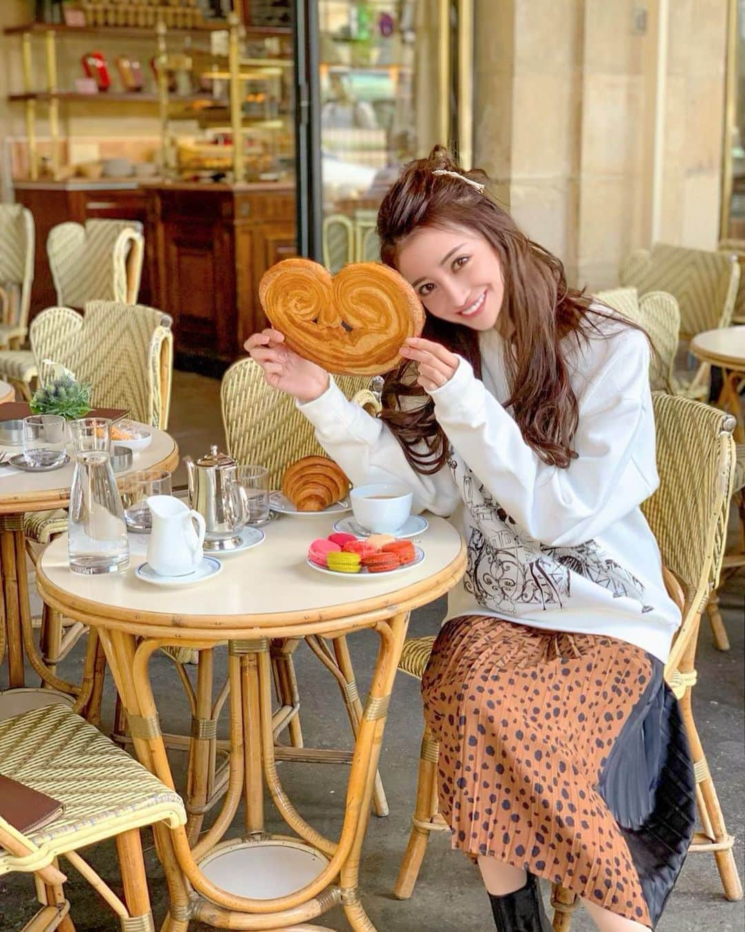 愛沢えみりさんのインスタグラム写真 - (愛沢えみりInstagram)「. ゆるゆるhair🍪💓 ここのカフェ可愛くて毎日行った☕️💓 . #paris#France#Emiriawiz」8月11日 23時15分 - emiri_aizawa