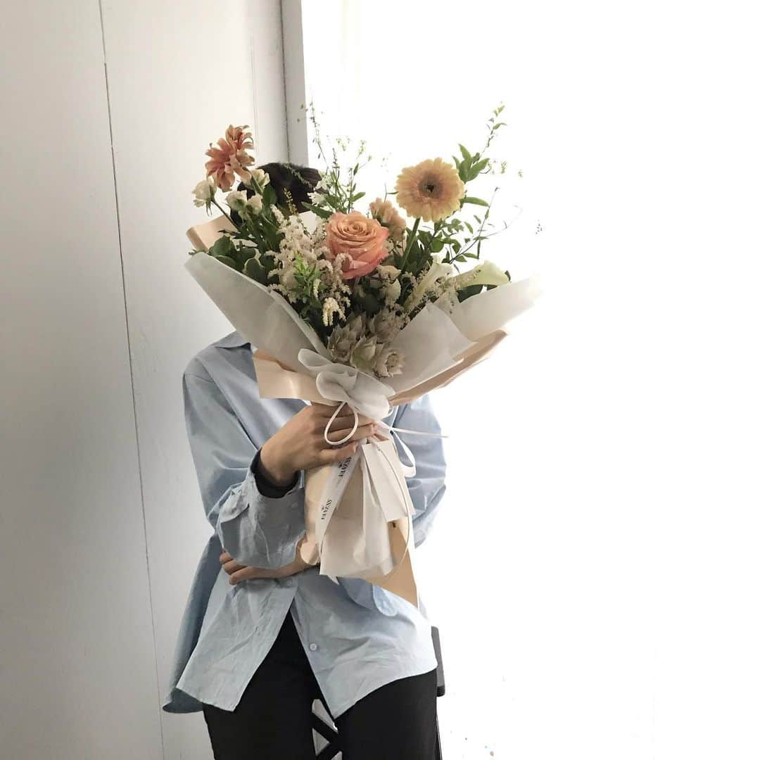 플로리스트 이주연 florist Lee Ju Yeonさんのインスタグラム写真 - (플로리스트 이주연 florist Lee Ju YeonInstagram)「. . #바네스꽃다발 #vaness花束 . 꽃다발 (feat.이나무씨) . #수업문의 #주문예약 #lesson #Order  Katalk ID vaness52 클래스상시모집 당일꽃주문가능 WeChat ID vaness_flower E-mail vanessflower@naver.com . 강남구 역삼동608-16 📞02-545-6813 . #vanessflower #florist #flowershop #handtied #flowerlesson #花束 #花束包装 #바네스플라워 #플라워카페 #플로리스트 #꽃다발 #부케 #플로리스트학원 #역삼동꽃집 #역삼역꽃집 #언주역꽃집 #꽃꽂이수업 #플라워레슨 #꽃다발포장법 #꽃수업 #꽃주문 #하우스웨딩 #대관」8月11日 23時18分 - vanessflower