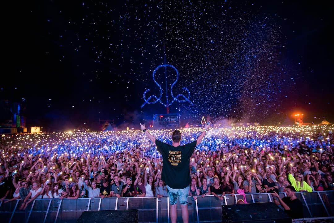 ロビン・シュルツさんのインスタグラム写真 - (ロビン・シュルツInstagram)「Danke @sonnemondsternefestival 🔥🔥💥💥」8月11日 23時28分 - robin__schulz