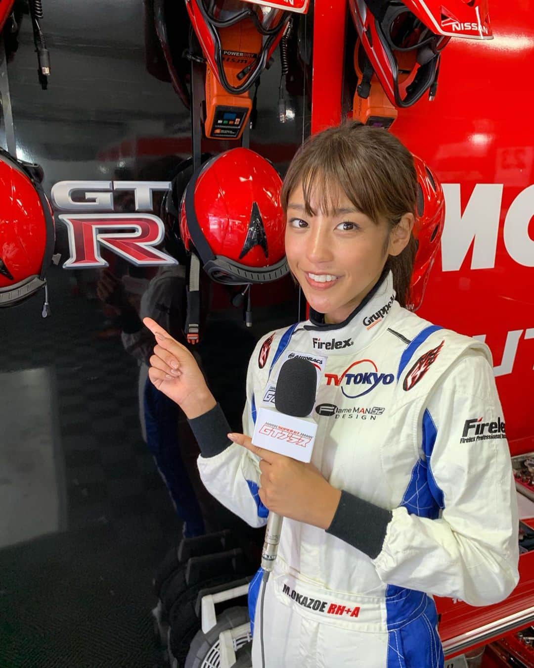 岡副麻希さんのインスタグラム写真 - (岡副麻希Instagram)「🏎﻿ このあと23時半から『スーパーGTプラス』﻿ ﻿ #テレビ東京 系列は、 ﻿ 先日の#スーパーGT第５戦富士﻿ #GT500 クラスの模様をお届けします🏎✨ ﻿ 路面温度51℃でスタートした﻿ #800キロ耐久レース …！！﻿ ドライバーはもちろん、﻿ ピットのチームスタッフのみなさんも﻿ 灼熱のなか闘っていました！！﻿ ﻿ 私のピットレポートはまだまだ未熟ですが﻿ このアツい魅力がみなさんに届きますように💭✨﻿ ﻿ #ポールポジション﻿ #NISMO#MOTUL #GTR#23号車﻿ #松田次生 選手#ロニー 選手﻿ #中尾明慶 さん﻿ ﻿ 暑さのあまり顔が引きつっていますね笑﻿😳😳😳」8月11日 23時29分 - maki_okazoe_official