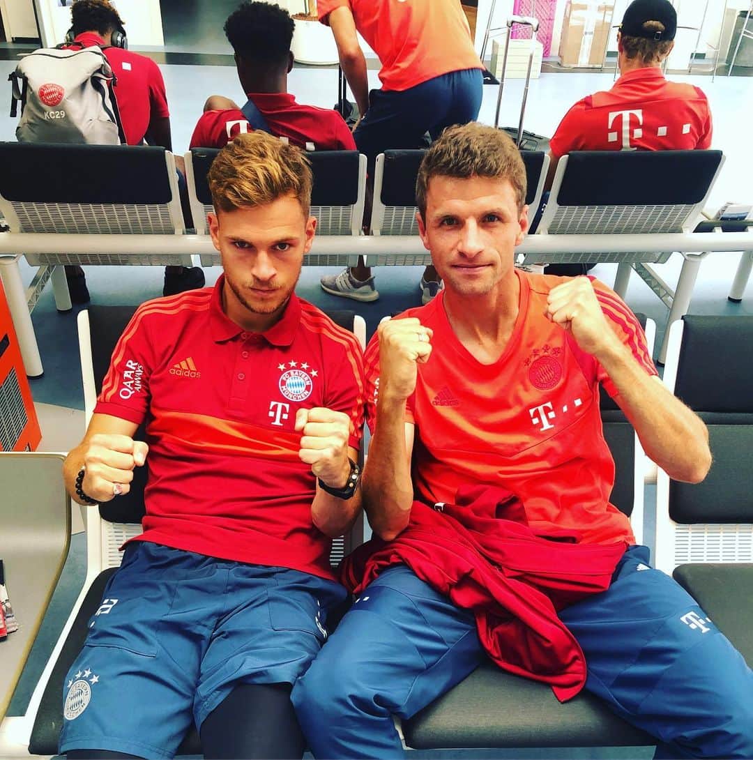 トーマス・ミュラーのインスタグラム：「Ready for our first round match against @fc_energie_cottbus_official 💪🏻⚽️💪🏻⚽️💪🏻#jetztgehtslos #titelverteidigung #claudiopizzarojagen #fcbayern #miasanmia #dfbpokal」