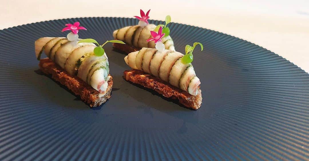 アン・カーティスのインスタグラム：「I can’t put into words how delightful my meal was at @restaurant_suhring tonight. Definitely one of the best restaurants I’ve been to in my life. Each bite was a surprise of rich flavours. I may have indulged heavily (it was a tasting menu of 17 delicious plates after all 🙈) without a care in the world but it was definitely worth it. Must try in Bangkok. 💘」