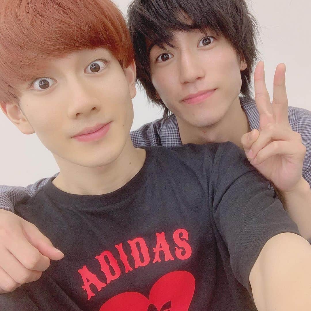 のインスタグラム：「すげぇ変な人だけどカッコよくて面白くて頼りになる人。 それが、ちひろおくたに。 日本よ、これが奥谷だ。 #赤澤遼太郎#奥谷知弘 #あんステ#いんすたたろう」