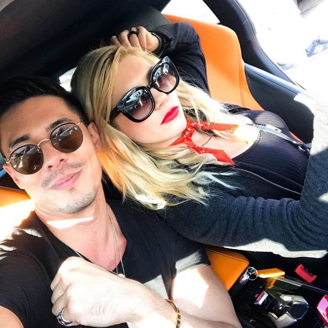 キャサリン・ウィニックのインスタグラム：「Partners in crime. @lewistanofficial #Netflix」