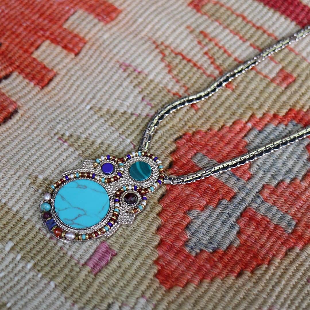 のインスタグラム：「Les bijoux de la ligne Claudia, soulignés par le métal doré à l’or fin, évoquent tour à tour des mosaïques précieuses et l'esprit festif du Marrakech des seventies.⠀⠀⠀⠀⠀⠀⠀⠀⠀ ⠀⠀⠀⠀⠀⠀⠀⠀⠀ #bijoux#gioielli#jewelry#love#photooftheday#beautiful#fashion#bijouxcreateur#satelliteparis #bienvenueailleurs#photooftheday」
