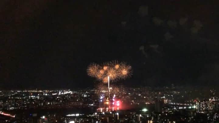 のインスタグラム：「花火大会って見るたびに進化していて、花火師の方々って凄いなぁと感心します。その中でも特に感動したのをアップ。中心が星型になっている花火と、まるで照明技術のように何色にも瞬く光♪ 日本の夏の風物詩。 一瞬で消えてしまう儚さ。 . 最高の輝きがずっと続かないからこそ、価値があるんだろうな。 . 心に残る感動だからこそ、ずっと輝き続けるんだろうな。 . #淀川花火大会 #星型の花火 #夏の風物詩 #ナガレボシ プロモーション」