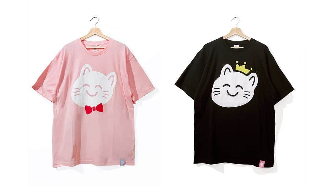 なるせのインスタグラム：「NEW GOODS！！ Tシャツ2種/ぬいぐるみ2種 をリリースしましたー！ とてもかわいいグッズたち！ ...なのですが、ピンクのTシャツが在庫に限りがありまして、これまでの経験からきっと欲しい人には届く数だな、大丈夫だろうと思っていた通販分の在庫が30分足らずで無くなってしまったと報告をもらって ありがたいきもちと、欲しかったみんなのことを思うとモヤモヤします。 また、黒のTシャツも同じく最初に用意していた分は売り切れ発注をかけました〜！こちらは本当にありがとうなやつですね！ ライブ物販分は確保してありますのでご安心くださいませ！ ピンクのTシャツですが、お盆明けになりますが 一度工場に掛け合ってみます どうにかいろんな案を考えてみます 欲しかった人、本当にごめんよ ぬいぐるみは受注生産なので大丈夫だぞ、安心してください〜可愛いのでぜひとも一緒に遊んであげて、おでかけしてあげてください🙆‍♂️」