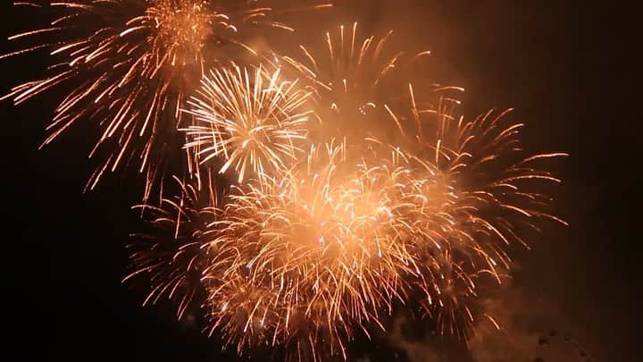 安部ニコルのインスタグラム：「花火大会が夏祭り"Semana Grande"のクライマックス！ お祭りの期間、近隣各国が参加して花火コンテストをやってるらしい！昨日はどこの国かはわからないけど、とーーーーっても素敵でした (*´ω`*) ちなみに花火が始まったの10:45。ヨーロッパは暗くなるのが遅いからかな？開始時刻の遅さにだけビッグリした！ヨーロッパならではかな 😚😚😚 #Spain #SemanaGrande #花火」