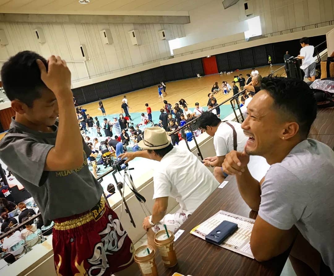 梅野源治のインスタグラム：「今日は @palgym2008 さんが初主催したアマチュア大会【PIECE】を観に 茨城県 笠松運動公園体育館に行ってきました！  会場で声をかけてくれた選手やファンの方たちには感謝です！！ #待ち受け画像を僕にしてくれてる人たちが  #ありがたい #最高の大会でした #また行こう ♪」