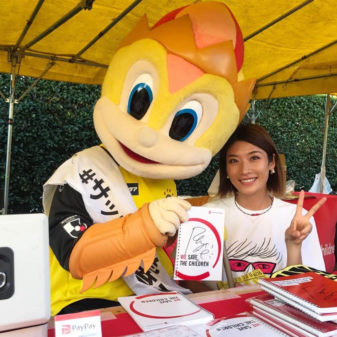 西谷綾子のインスタグラム：「✴︎ J2リーグ 第27節vsレノファ山口FC 4-1で勝利⚽️✨9連勝っ😭👏💓 嬉しすぎるーー‼︎😆 試合後はハットトリックを決めたオルンガ選手、 先日新加入の川口選手にインタビュー🎤しました🤗 ・ 試合前のサポーターインタビュー いつもありがとうございます😆🌈 みんなとワイワイ🙌楽しい時間っ😍 ・ #柏レイソル #サッカー #j1昇格へ #soccer #reysol #jleague #flower  #kashiwa #kashiwareysol #football #vitoria #happy」