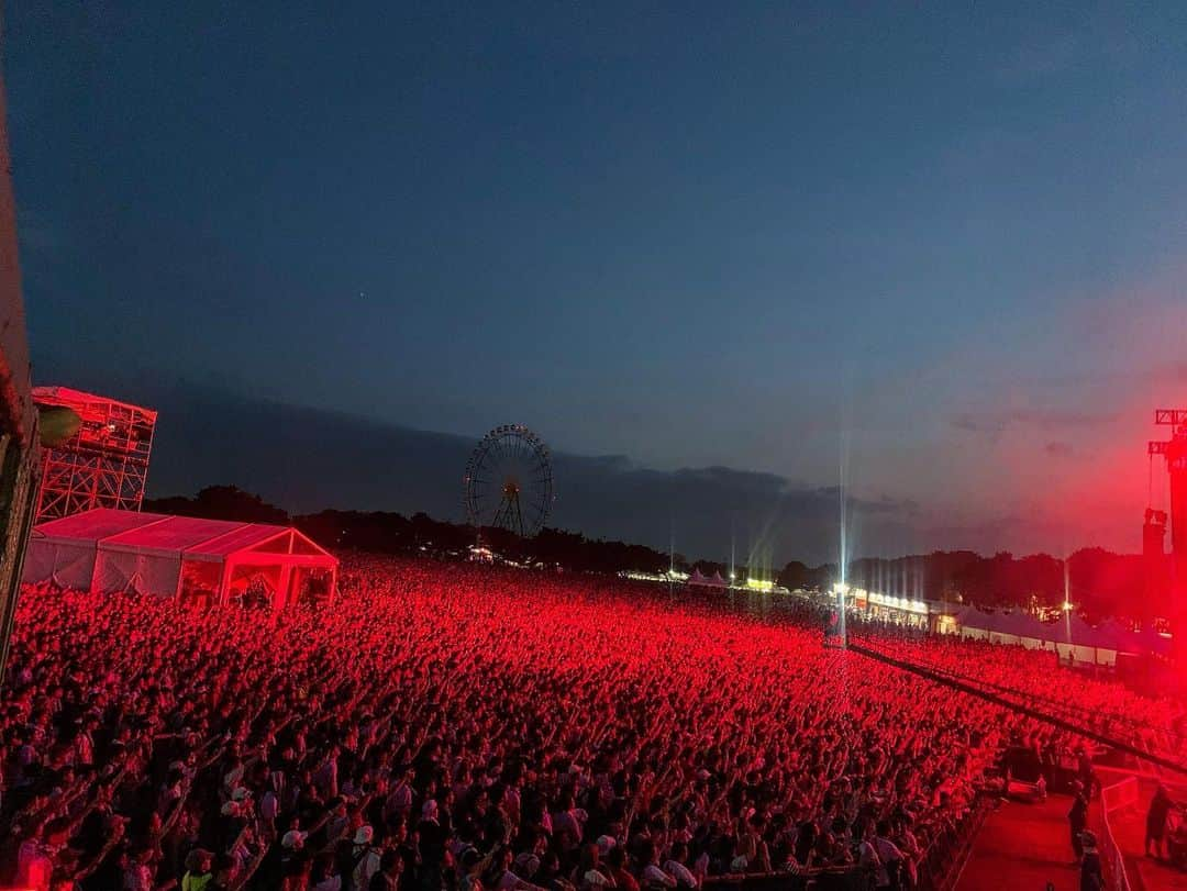 咲良菜緒さんのインスタグラム写真 - (咲良菜緒Instagram)「#rockinjapan2019 ありがとうございました！ 今年で6回目で#TEAMSHACHIとしては1回目！ 私たちが1年間の活動の中でも最も緊張と気合いが出るライブの1つがこのロッキンです🎸 今年は改名してはじめてのロッキンだからスペシャルバンドを組んで挑みました！ @buntatf  @hidakatoru  シャチを見にきてくれたみなさん本当にありがとう〜♪ 2枚目は今日のグラスステージのトリの#uverworld さんのライブ中のお客さん。 見えないところまで人がいて、この数の人が音楽で一体となってる景色は鳥肌。 UVERworldさんのライブを久々に見れたんだけどライブをしっかり見るのは氣志團万博以来で、人を惹きつけるパワーとか言葉の伝え方とかメンバーの息の合い方が尋常じゃなくて氣志團万博の時もやばいなって思ったんですけど再び思いました。 バケモノでした、本当にカッコよかったし鳥肌が何回もたって本当に凄かったんです。 1人じゃなくてメンバーがいてメンバーの息が合った時に出るパワーすごい参考にしたいって思いました。 いいライブが見れて刺激になりました😼 私もグラスステージ立ってみたい👶  明日は幕張でフリーライブイベントです！ぜひきてね☆」8月11日 23時40分 - nao_sakura_official