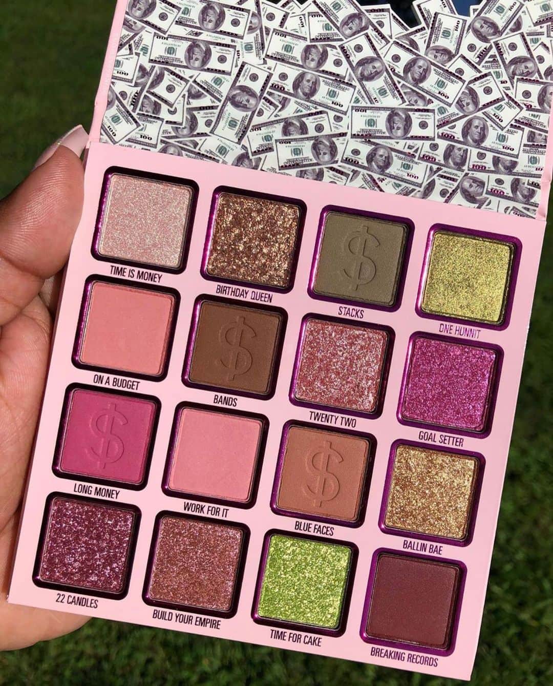 Kylie Cosmeticsさんのインスタグラム写真 - (Kylie CosmeticsInstagram)「SO. MANY. LOOKS. 😍 You’re So Money Baby palette available now 💸 pic by @pink4passions」8月11日 23時45分 - kyliecosmetics