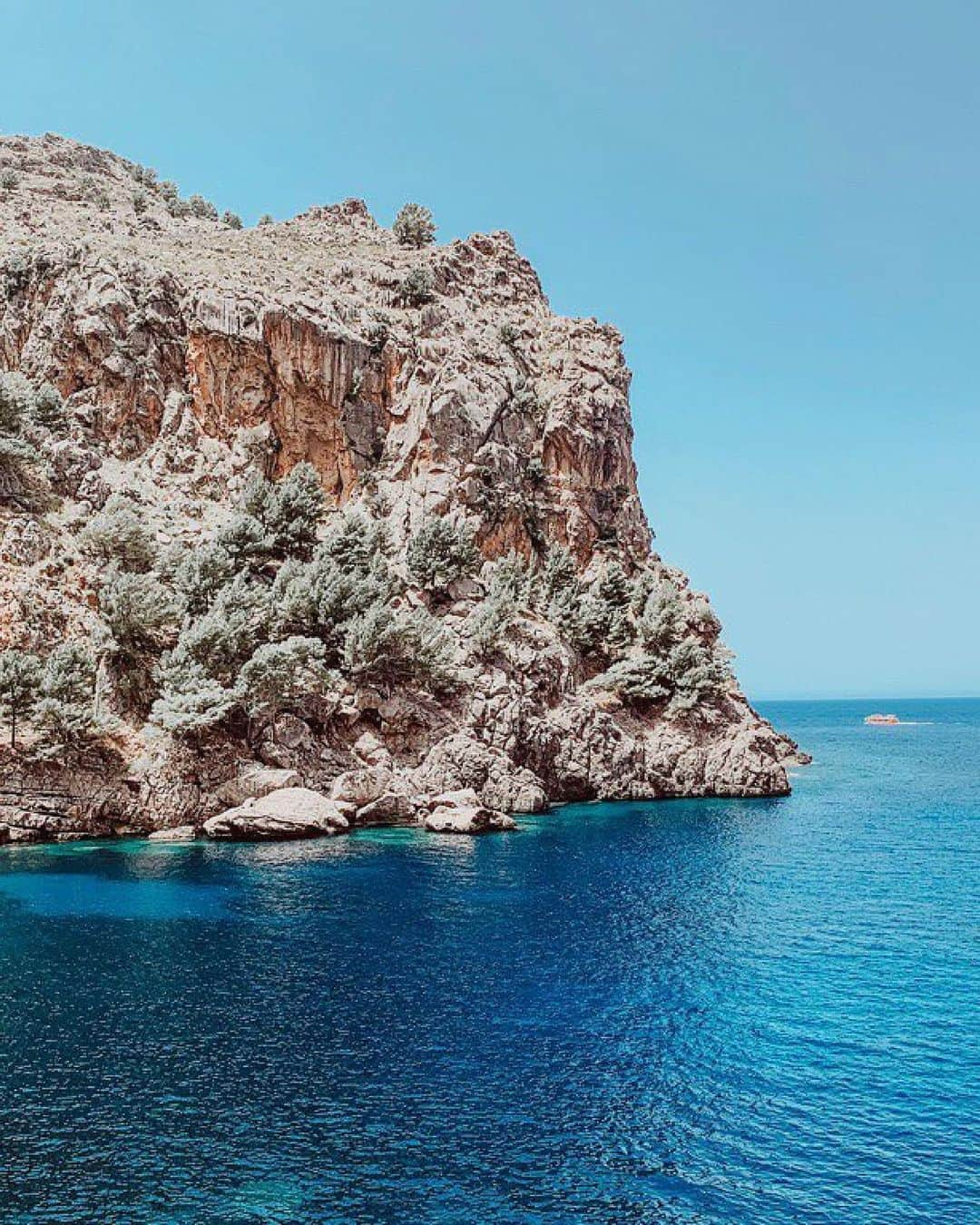 ジェイクルーさんのインスタグラム写真 - (ジェイクルーInstagram)「This view from the coast of Mallorca = just one reason why there’s a J.Crew color called “scenic aqua”. 📸 @jen.jacob」8月11日 23時54分 - jcrew