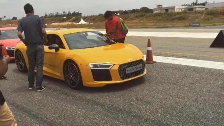 サミラ・ニコレットのインスタグラム：「Hit 265kmph/165mph with this v10+ of a beast 😈⚡️#sundaydrives」
