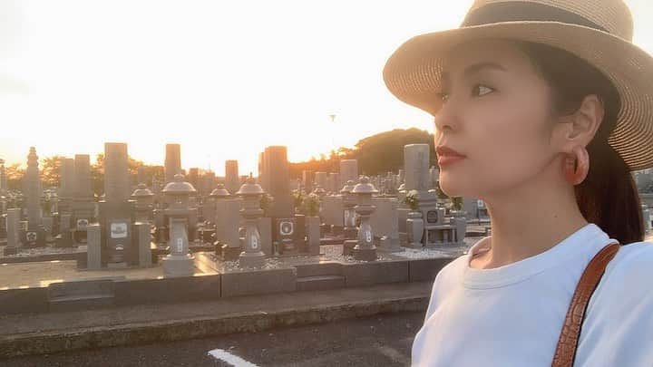 のインスタグラム：「お盆休みと言えば 墓参り♪  夕焼け空の墓地が綺麗だった☀️ 今回は甥っ子家族と 伯母さんと祖母と母と 大勢で墓参りしたから 賑やかだった✨  甥っ子長男はお手伝いができるようになって 偉いねー✩.*˚ そろりそろり と水の入った柄杓を運んでくれたよ(*´艸`)笑  ロルはお婆ちゃん大好きで、生意気にも膝の上であんまして貰ってました🐶  贅沢な奴だわん❀.*･ﾟ  #お盆休み #墓参り #夕焼けの墓地 #夕焼けに染まった墓地」