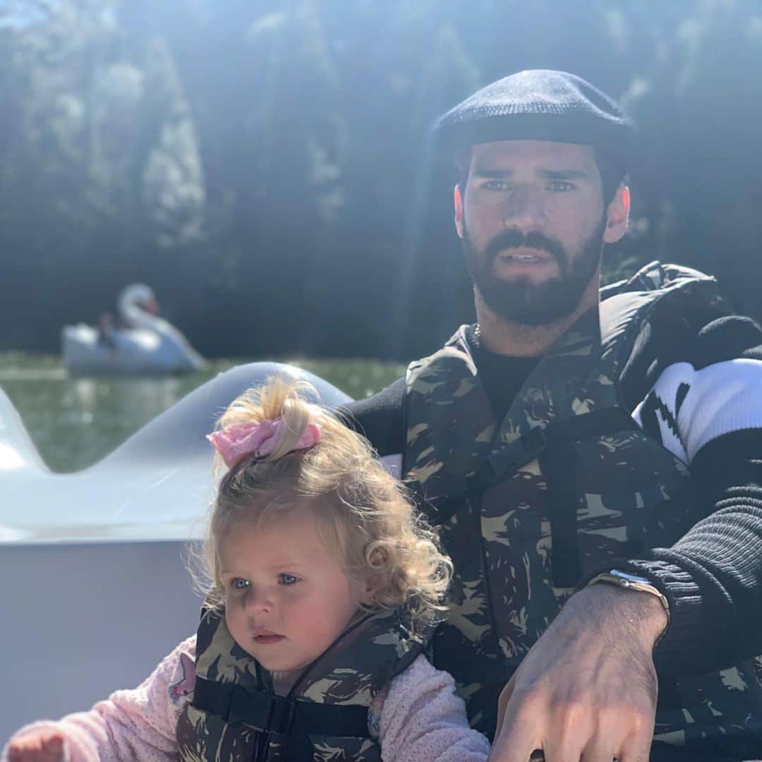 ナタリア・ベッカーのインスタグラム：「💕 Helena é muito abençoada por ser a menina dos teus olhos, @alissonbecker parabéns e obrigada pelo pai que és! 💕 que disciplina com autoridade e amor, que dá atenção, sinais de aprovação e elogios que mudam o olhar e o sorriso dela. Tu fazes toda diferença! 💕 Tens toda minha admiração! #diadospais #paidemenina #daddysgirl」