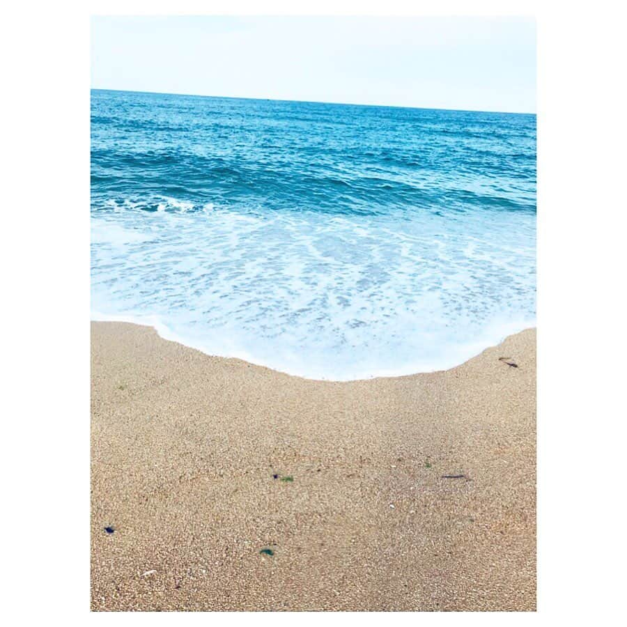 藤森香衣さんのインスタグラム写真 - (藤森香衣Instagram)「I remembered last summer.  私を海に連れて行ってくれた友達から、連絡がきた。 同じタイミングで、考えていたらしい。  私たちは、前世で双子か恋人だったのかな。 私が落ち込んでいたりすると、連絡をくれる。  보고 싶어😭  #summer #lastsummer #sea #missyou #telepathy #친구 #바다  #友達 #海 #思い出 #韓国 #夏の思い出」8月11日 23時56分 - kaefujimori