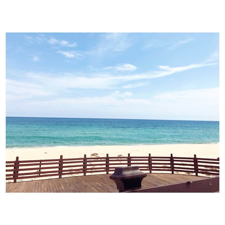 藤森香衣さんのインスタグラム写真 - (藤森香衣Instagram)「I remembered last summer.  私を海に連れて行ってくれた友達から、連絡がきた。 同じタイミングで、考えていたらしい。  私たちは、前世で双子か恋人だったのかな。 私が落ち込んでいたりすると、連絡をくれる。  보고 싶어😭  #summer #lastsummer #sea #missyou #telepathy #친구 #바다  #友達 #海 #思い出 #韓国 #夏の思い出」8月11日 23時56分 - kaefujimori