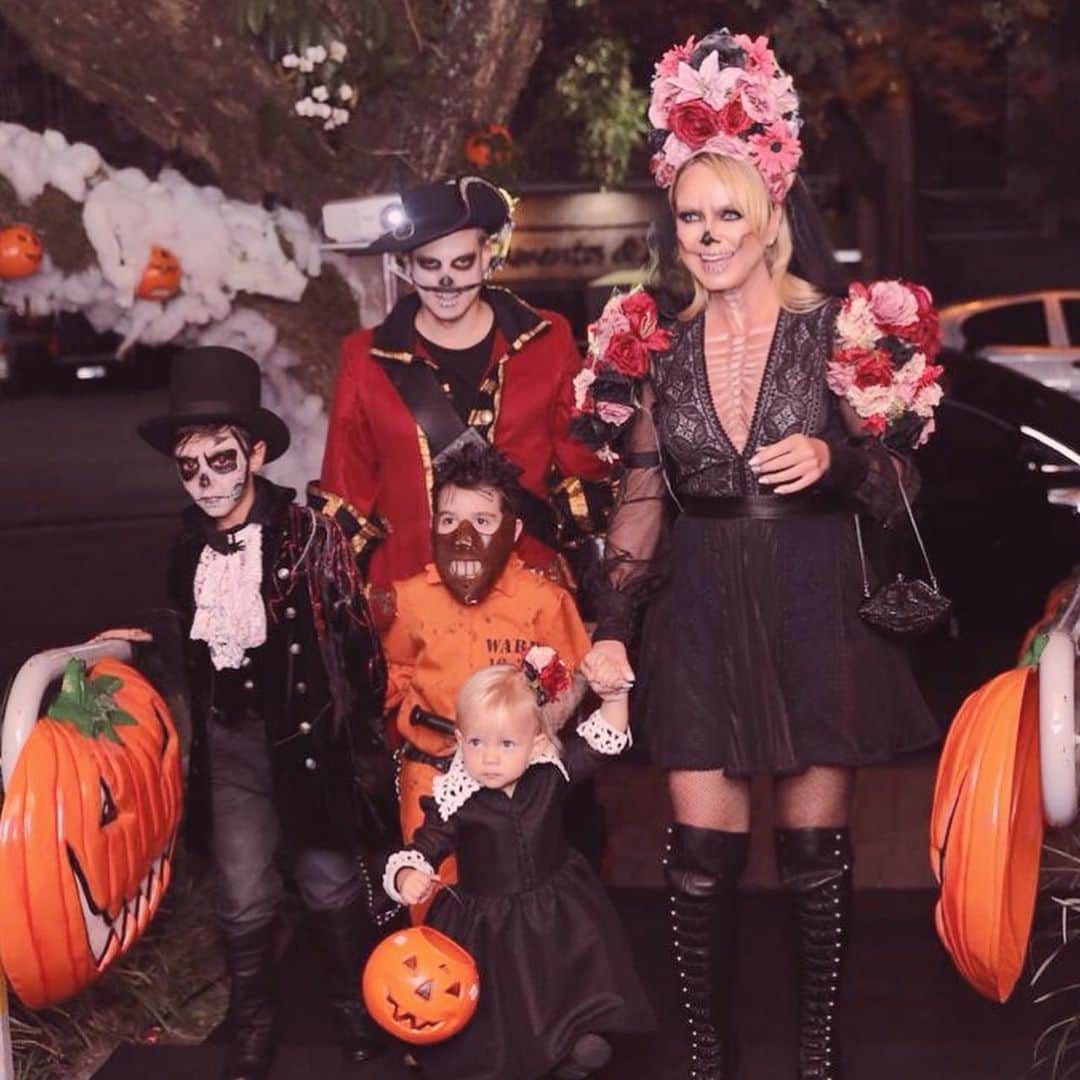 Eliana Michaelichin Bezerraのインスタグラム：「Noite mágica para meu amor Arthur. Que alegria vê-lo se realizando. Ele queria uma festa de arrepiar!! Arthur fez 8! Viva!!! Decoração @andreaguima5, Bolos e doces @luchocolates, lembranças @drageeideiaspersonalizadas, Vídeos @wagnercardosofilmes, Fotos @estudio_thalitacastanha」