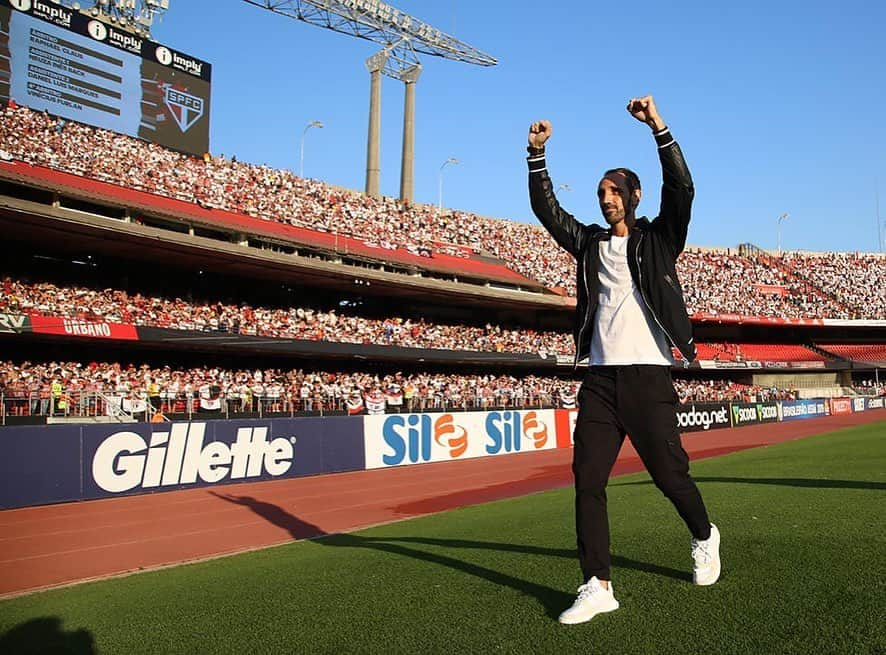 São Paulo FCさんのインスタグラム写真 - (São Paulo FCInstagram)「O @danialves e o Juanfran também passaram força pro time no San-São. Grupo fortalecido e unido! 👊🇾🇪 ⠀⠀⠀⠀⠀⠀⠀⠀⠀ 📸 Rubens Chiri / saopaulofc.net」8月12日 0時03分 - saopaulofc