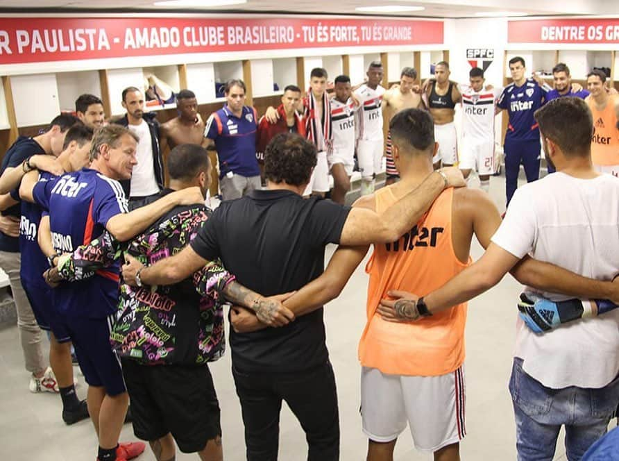 São Paulo FCさんのインスタグラム写真 - (São Paulo FCInstagram)「O @danialves e o Juanfran também passaram força pro time no San-São. Grupo fortalecido e unido! 👊🇾🇪 ⠀⠀⠀⠀⠀⠀⠀⠀⠀ 📸 Rubens Chiri / saopaulofc.net」8月12日 0時03分 - saopaulofc