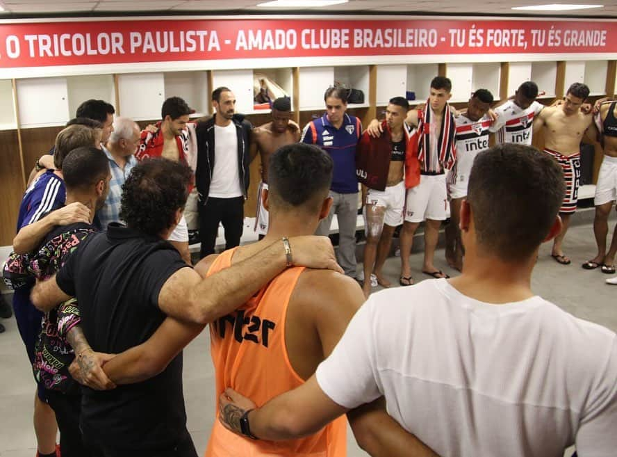 São Paulo FCさんのインスタグラム写真 - (São Paulo FCInstagram)「O @danialves e o Juanfran também passaram força pro time no San-São. Grupo fortalecido e unido! 👊🇾🇪 ⠀⠀⠀⠀⠀⠀⠀⠀⠀ 📸 Rubens Chiri / saopaulofc.net」8月12日 0時03分 - saopaulofc