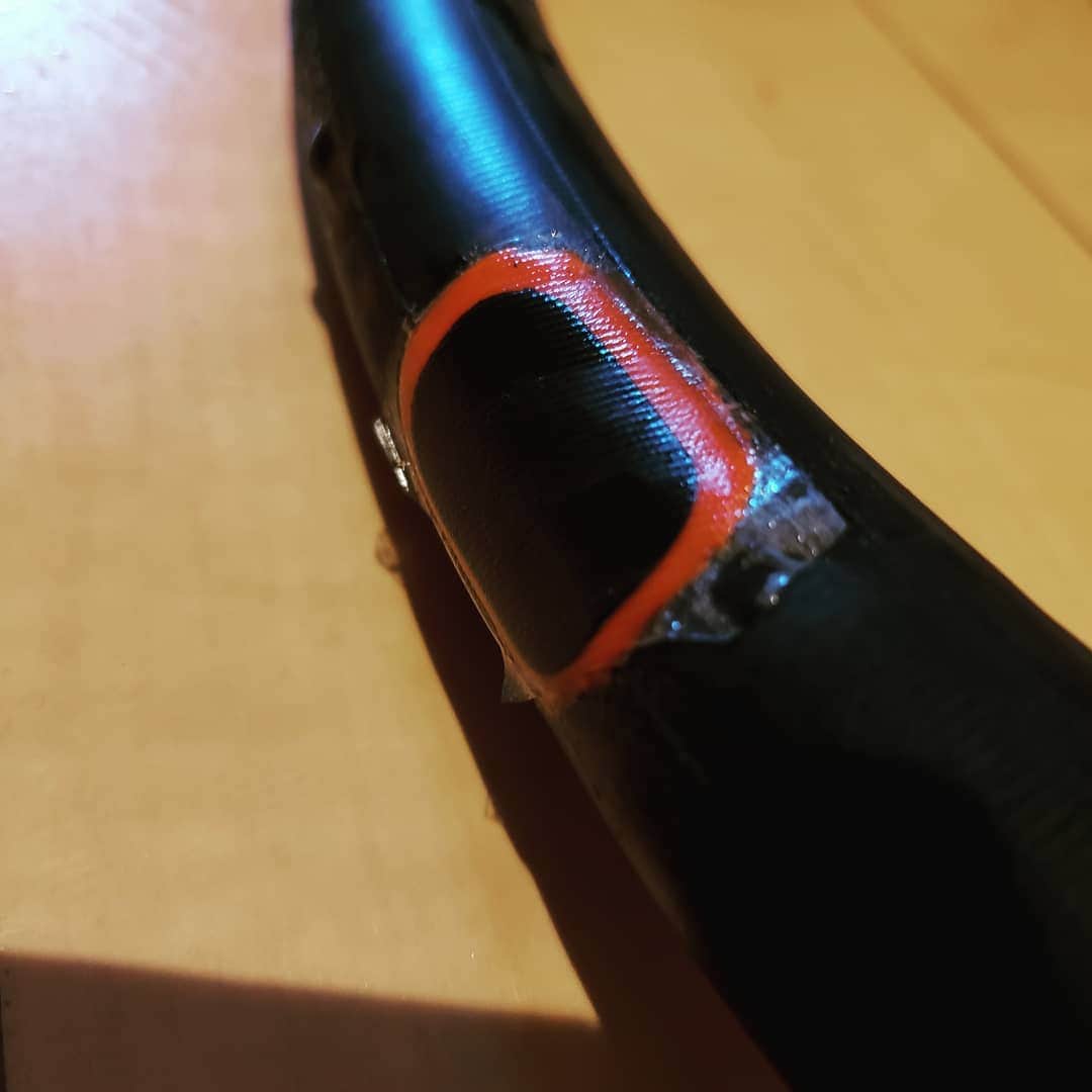 O-JIROのインスタグラム：「自転車のパンクをなおしました。そんな日曜日。#パンク修理」