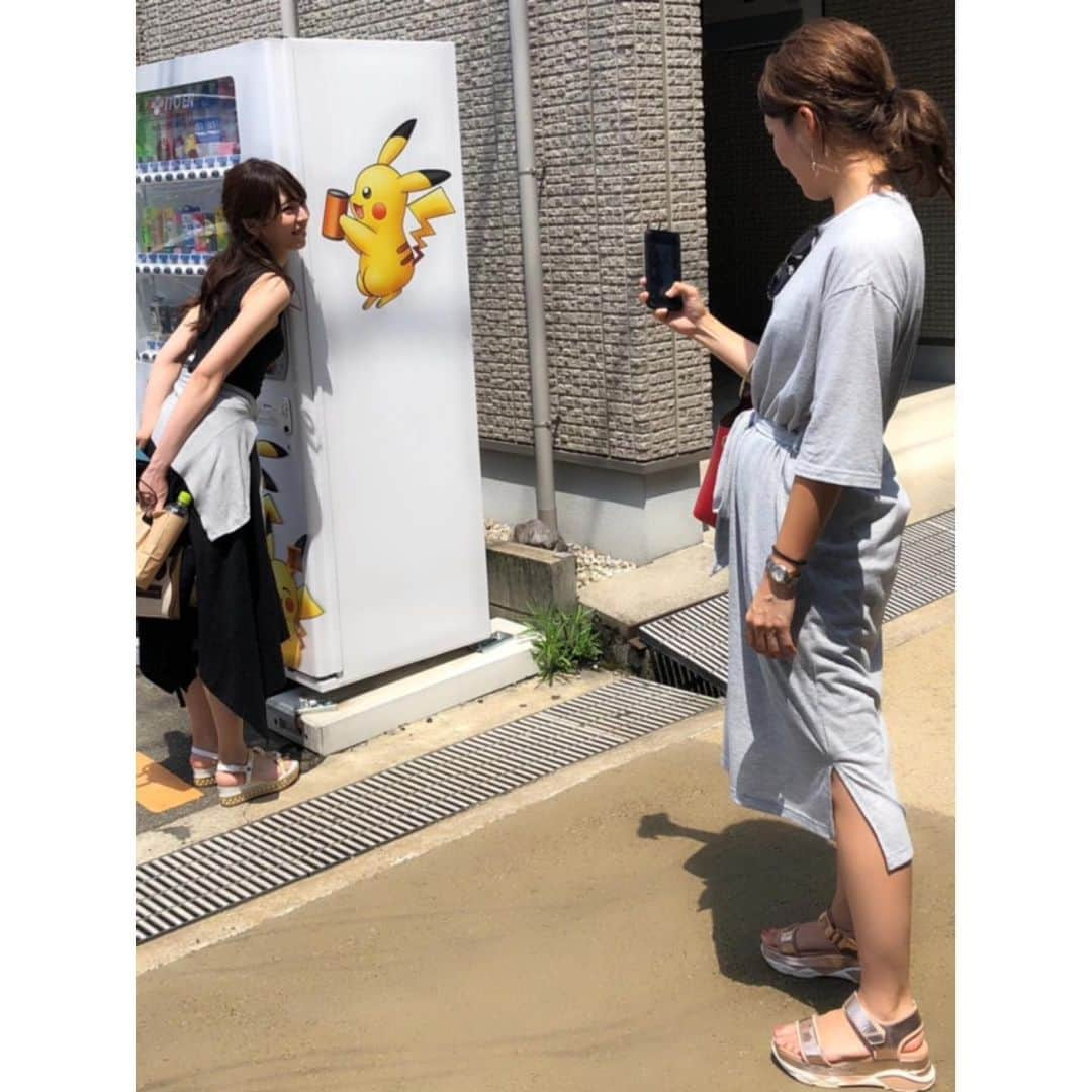 鹿野悠さんのインスタグラム写真 - (鹿野悠Instagram)「🥤🍵✨ 近江町市場の近くにあった自動販売機にピカチュウいた😍💓 写真撮ってー📸っていったら、撮ってくれるなっちゃん @naa_tsu0827 と さらにそれを撮ってくれるあーちゃん @ayaka_ichihara 💖 . . . #女子旅 #女子旅行 #女子旅金沢 #金沢旅行 #金沢巡り #金沢食べ歩き #近江町市場 #近江町市場食べ歩き #伊藤園 #ポケモン #ポケットモンスター #ピカチュウ #pocketmonsters #pikachu #pikachu⚡ #伊藤園ポケモン #pokemon #可愛い自動販売機 #kanazawatrip #omichomarket #omichomarketkanazawa #dabagirl #黒ワンピコーデ」8月11日 23時56分 - harukano1204