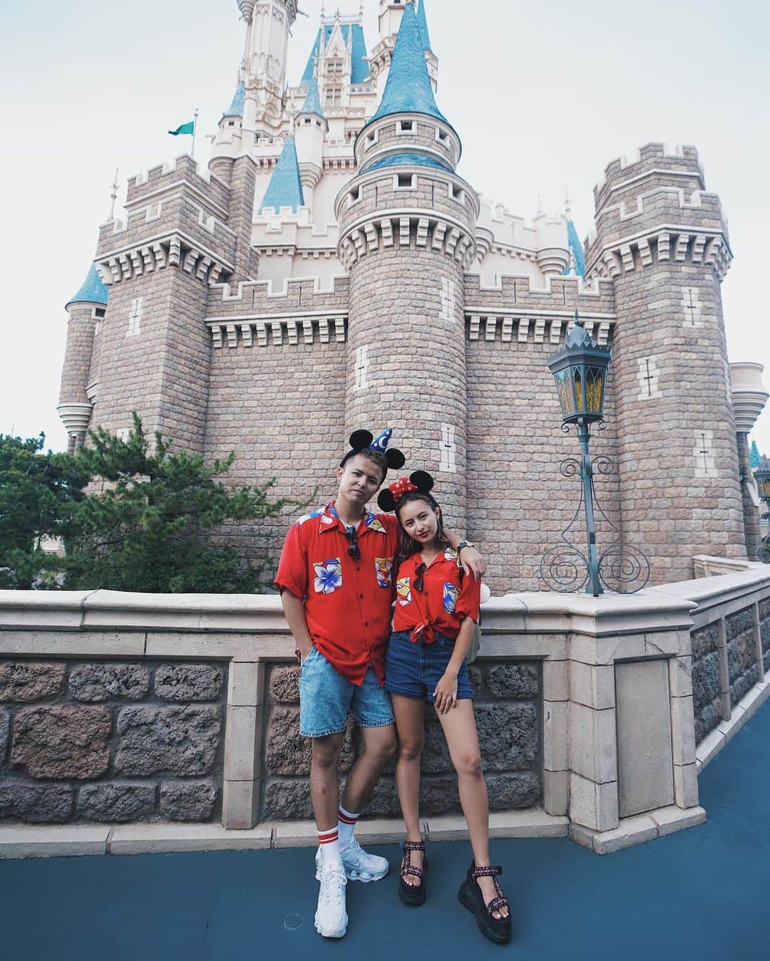 のインスタグラム：「初コラボしました🌴  YouTubeで久々のDisneyの動画をアップしてるので見てね🙆🏻‍♂️🏰🌹 . #0811」