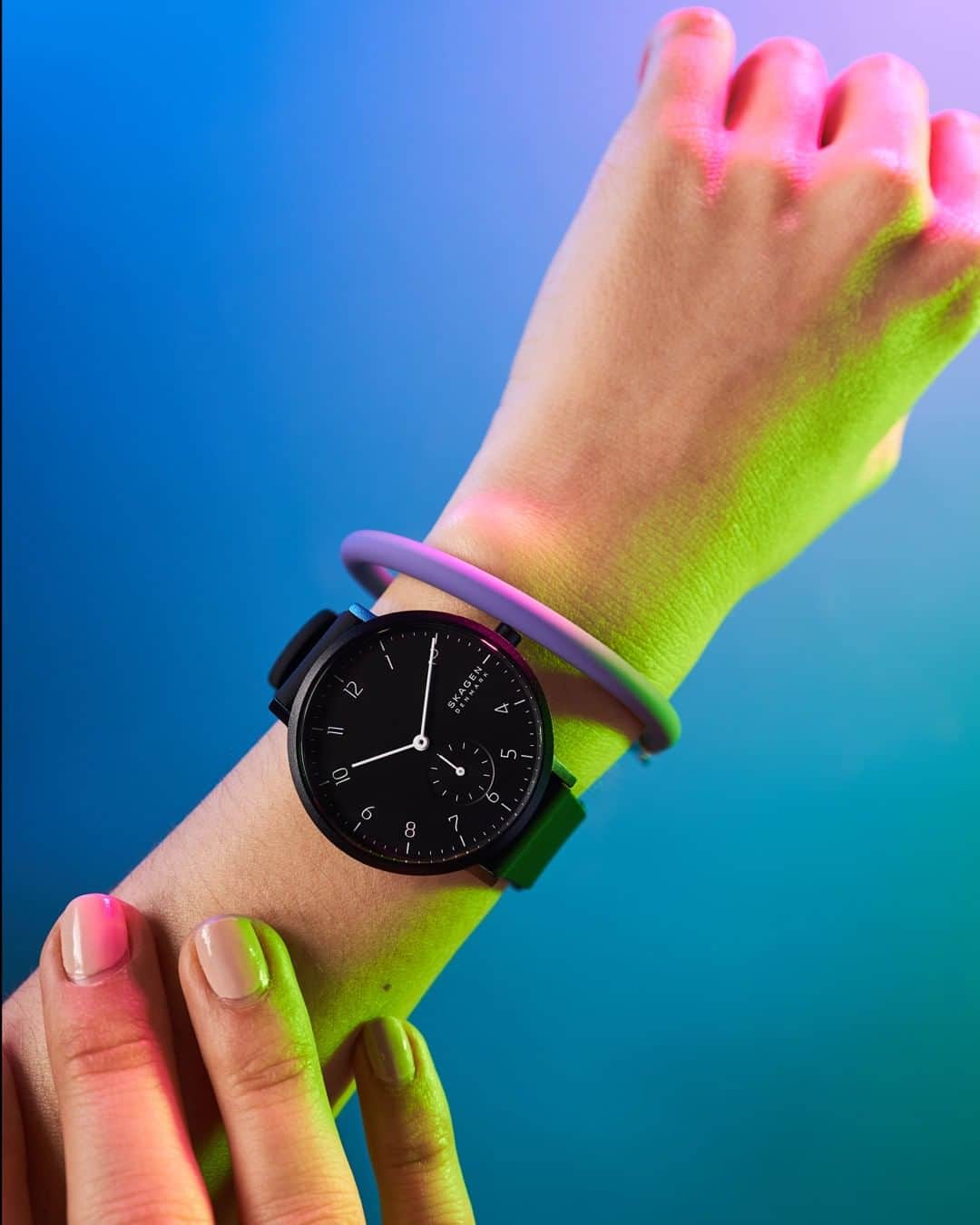 スカーゲンさんのインスタグラム写真 - (スカーゲンInstagram)「#WristGame 💯 Tap to shop our new black Aaren Kulor watch inspired by the Northern Lights. #SKAGENincolor . . . . . #purplejewelry #braceletoftheday #instawatch #armcandy #wriststack」8月12日 0時00分 - skagendenmark