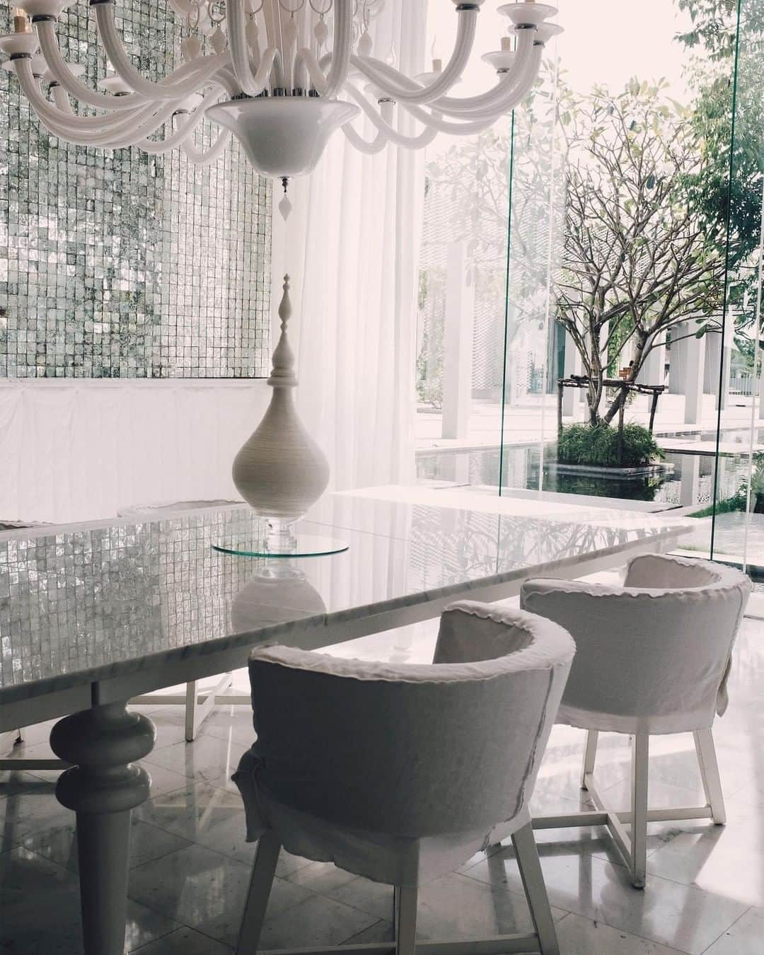 ジェルバゾーニさんのインスタグラム写真 - (ジェルバゾーニInstagram)「Layers of white⁠ @ COMO Point Yamu, Phuket⁠ Thanks to @sofiehome for sharing!⁠ .⁠ .⁠ .⁠ .⁠ #Gervasoni #Gervasoni1882 #Gervasonitour #interiordesign #homedesign #homedecor #paolanavone #designlovers #design #instadesign #instagood #interioraddict #homeinspiration #archilovers #furniture #style #inspiration #architecture #home #designinspiration #furnituredesign #living #luxurydesign #luxuryhotel #luxuryinteriors #hotelinteriors #designhotels #interiors #whiteinterior #whitedecor⁠」8月12日 0時00分 - gervasoni1882
