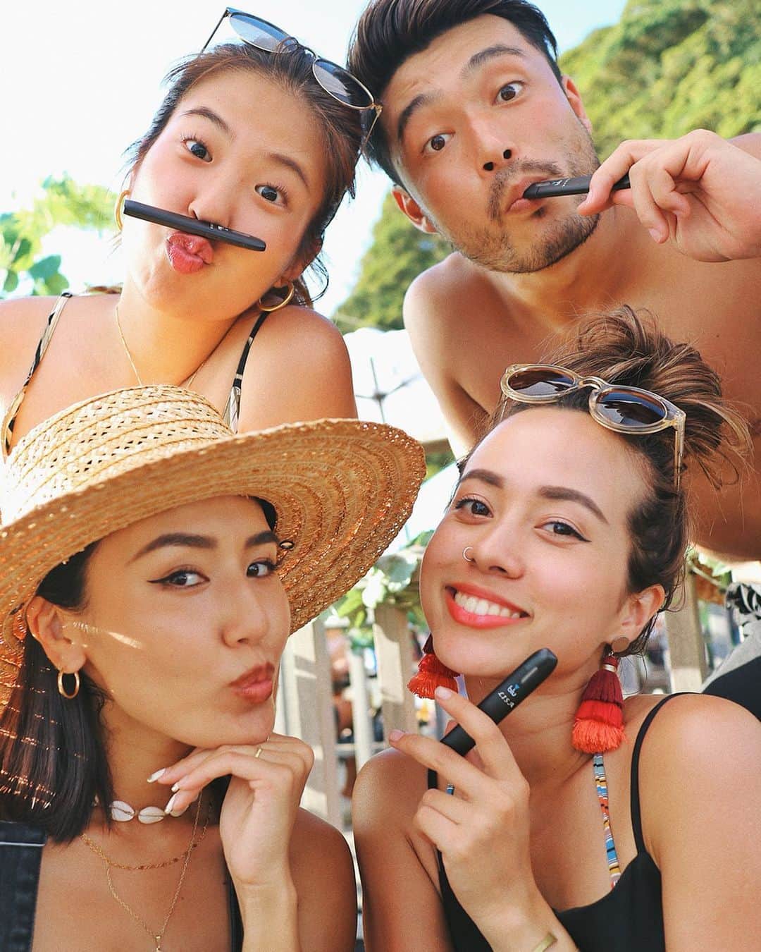 Tattyのインスタグラム：「猿島でイベントやってる @myblujapan に招待されて みんなでmyblu partyに行ってきたーーー！！ 初めて使ってみたけど ニコチンもタールも含まれてないvape😉 フレーバーもたくさんあって いろいろ試せたんだけど 私は"チェリークラッシュ"が いい感じだった🍒 クールタイプもあるから ミントタブレット食べる時みたいに リフレッシュのために使ってもいいかも😌 なにかとみんな忙しい夏休みシーズンだけどみんなに会えたのが一番嬉しかった！！笑ったわ〜🤤🌻(笑) #myblu #マイブルー #pr #マイブルーサマー」