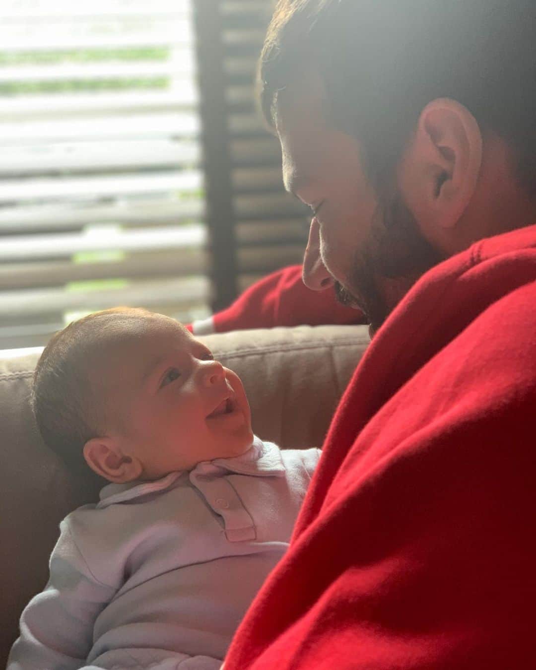 ナタリア・ベッカーのインスタグラム：「Que esse olhar do Matteo, que busca referência, e esse sorriso que ele dá quando encontra, acompanhe a história de vocês dois. 💙 Sou grata a Deus porque meu filho tem um grande homem para se espelhar. 💙 Te amo @alissonbecker e amo o pai que és para os nossos filhos! Feliz dia! #diadospais #paidemenino #guridopai」