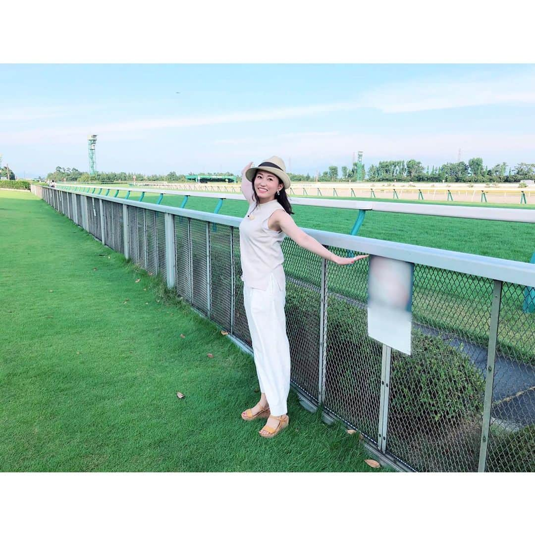 津田麻莉奈さんのインスタグラム写真 - (津田麻莉奈Instagram)「#新潟競馬場 で一日ロケでした🙌 やっぱり夏の新潟は最高だった！ 久々に生で見た千直に大興奮でした🏇💨✨ お世話になった皆さま、ご一緒させていただいたコジトモさん、ありがとうございました😊 ⁑ 👉8/18(日)札幌競馬 松坂桃李さんトークショー 👉9/1(日)新潟競馬 土屋太鳳さんトークショー それぞれMCを務めさせていただきます🎤 こちらもよろしくお願いします🙏✨ (詳細はJRA公式HP、Umabiサイトでご確認下さい) ⁑ そして明日は楽天競馬のニコ生特番。 12日、14日、15日と特番3連闘頑張ります。 ⁑ #私服 #コーデ #パンツスタイル #リネンパンツ  #衣装でもお世話になっている @brahmin_fsf 去年の夏買い取ったもの #ほかもタグ付けしました  #競馬 #新潟 #新潟競馬 #関屋記念 #新潟千直 #ロケ #まりなる #津田麻莉奈」8月12日 0時12分 - tsudamarinal