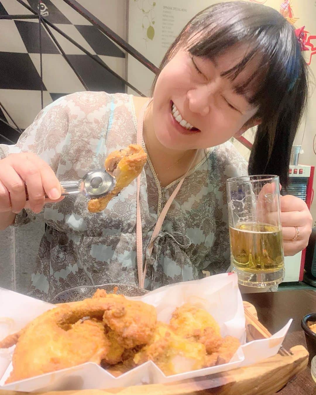 浜平恭子さんのインスタグラム写真 - (浜平恭子Instagram)「‪韓国にはチキンのお店もめちゃくちゃめちゃくちゃありますが、私が好きなのは何年も前から오빠닭（オッパタック）がNo.1🐓衣パリパリ、身はフワフワジューシー、味付けはしっかり目…ハニーマスタードやチリソースを付けても🤤美味しい幸せな顔、激写してもらいました（笑）‬ ‪おやすみなさいね(๑′ᴗ‵๑)‬ #日韓夫婦 #日韓往復 #ラジオDJ #浜平恭子 #KissFMKOBE #한일커플 #한일부부 #한일왕복 #라디오DJ #하마히라쿄코 #韓国生活 #チキン #明洞 #ソウル #韓国グルメ #치맥 #치킨 #맥주」8月12日 0時06分 - hamahi1231