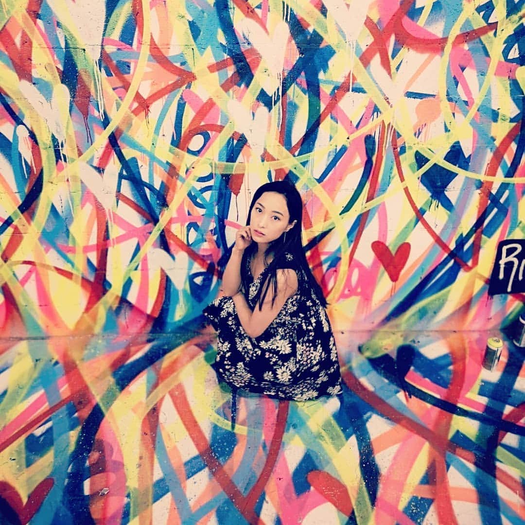のインスタグラム：「Great exhibition→ @ricciardipaints at #yorkdale ふらっとギャラリーへ。 このソーシャルメディアの時代にアートの中に入って写真をとらせる設定は最強🔥 線の力、ラブの力♥️ いい刺激もらってチャージ！  #torontoart #canadianartist #torontogallery #line #love #カナダ生活 #カナダ #ギャラリー #線」