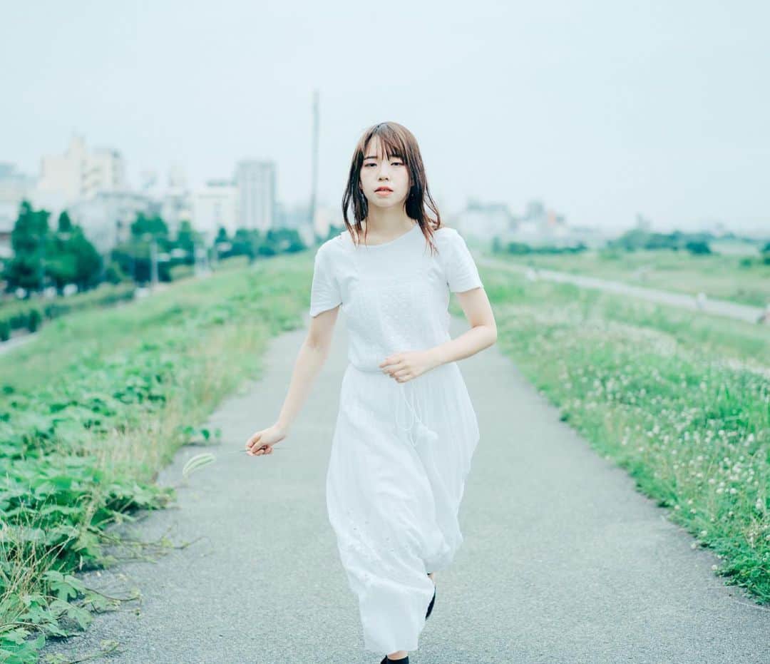 haraoのインスタグラム：「実家に帰ってきました。 早く出て行きたいと思っていた退屈なこの町も、何も無いのがいいなと思えるようになったのはいつからだろう？ . . . #GPW_members_only #HUEART_life #reco_ig #indies_gram #indy_photolife #team_jp_ #tokyocameraclub #oldlens_tokyo . . #bestjapanpics #pics_jp #art_of_japan_ #IG_PHOS #japan_daytime_view #photo_jpn #love_bestjapan . . #rox_captures #screen_archive #photogram_archive #as_archive #impression_shots #LINES_and_POINTS #IGersJP #pt_life_ #into_the_screen . . #Lovers_Nippon_Portrait #jp_mood #japan_portrait_club #pixlib_jp #whim_life」