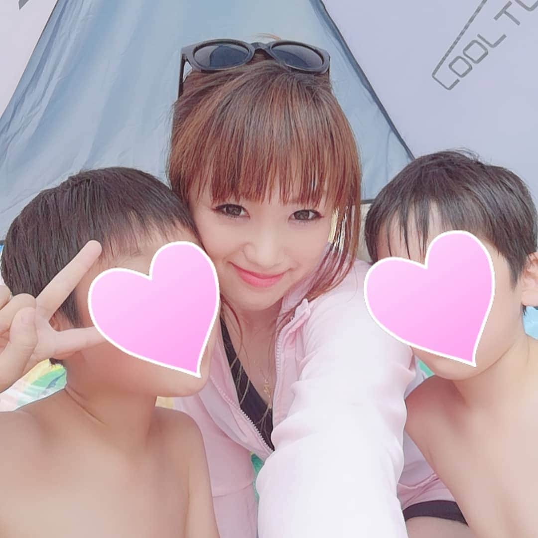 のインスタグラム：「息子リクエストで @nestaresortkobe のプールへ...💕 思いっきりプール楽しみました😘息子たちおおはしゃぎ❤️ おかげでみんな真っ黒～💦 家族でスライダーも乗ってきたよ✨ 夏満喫中...✨ #ネスタリゾート神戸　#プール　#男の子ママ #兄弟　#小学生ママ #幼稚園ママ　#夏休み　#夏満喫」