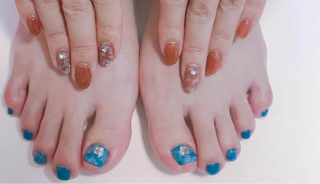 のインスタグラム：「. . . . hand & foot 💅 . . brown & blue.... Nuance nail❤ . . . . 夏ど真ん中だけど 秋色を取り込む✨ . . . . 私の周りの #オシャネイラー @yuki_o28  @charinton4  @airi_my_life  Love nail family...❤ . . #ネイルモデル #ネイルサロン #ネイル #nail #💅 #ニュアンスネイル #nuancenail #大好き #柔らか #アンニュイ #ふんわり #優しい #カフェラテ #ミルクティー #ラテカラー #甘さと辛さ #甘辛ミックス #綺麗は作れる #努力は必ず報われる . . . .」