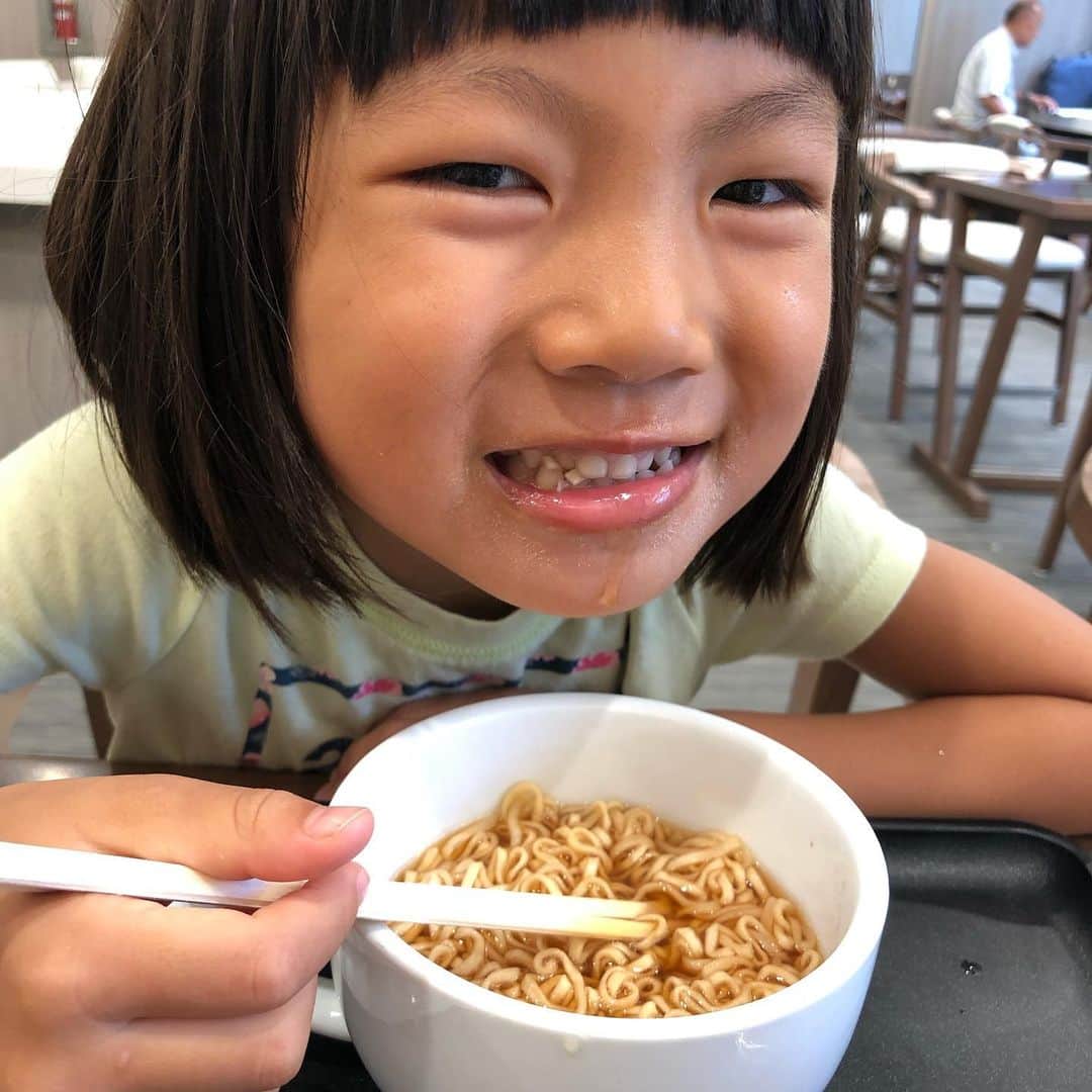 のインスタグラム：「ハワイの空港のラウンジでもやっぱり食べる我ら（笑）  前はこのチキンラーメンみたいなのしかなかったのに、カレーとか焼きそばとかパイナップルケーキまであったよ！  お腹もポンポンで飛行機に乗り込み日本へ！  寂しすぎる！  今回もちいちゃん @cica117 ファミリーのお陰で楽しい旅行になりました！  もうかれこれ20年近くずっと仲良くしてくれて、色んな国や場所へ行ってます(≧∀≦) 次はどこだろうね（笑）  最後の2枚の夕焼けは、ラスベガスからハワイの途中のもの。  無事に旅を楽しめたことに感謝です☆*:.｡. o(≧▽≦)o .｡.:*☆ #甘糟旅行ハワイ#甘糟旅行#空港ラウンジ#息子殿姫#息子殿#姫#家族旅行#夏休み#旅好き#夕焼け」