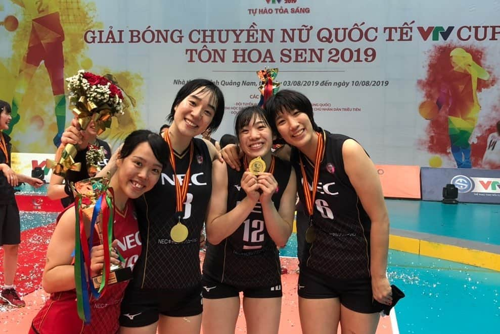 山内美咲さんのインスタグラム写真 - (山内美咲Instagram)「＊＊＊＊＊＊＊＊＊＊＊＊﻿ ﻿ ﻿  #2019.8.3〜10﻿ #VTVcup﻿ #優勝🏅﻿ #日本からのも #沢山の応援ありがとうございました🎌﻿ #ハプニング多し #ベトナム🇻🇳 #貴重な経験をありがとう #みんなお疲れ様でした﻿ #ここからまた頑張ろう！ #全然関係ないけど #チーズはどこへ消えた？ #たびともbook、良き #常にチーズの匂いを嗅いでみる🧀﻿ #connect﻿ #〜新信真心〜﻿ #Nハピ」8月12日 9時45分 - yama9436