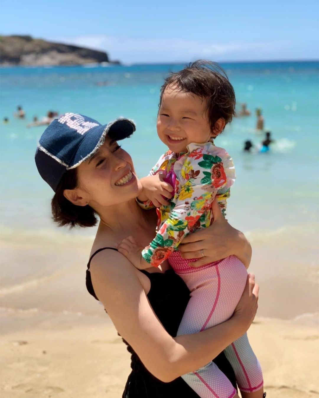 揚田亜紀のインスタグラム：「#ハワイ #ハナウマ湾 #楽しすぎ #今年もビッグバッグ大活躍 #ユー！ビッゲスト！バッアーグ！！！ #2歳#2歳児#からて#空手キッズ#女の子ママ#育児 #育児日記#港区#港区ママ#インスタ映え#baby#cute#cutebaby」