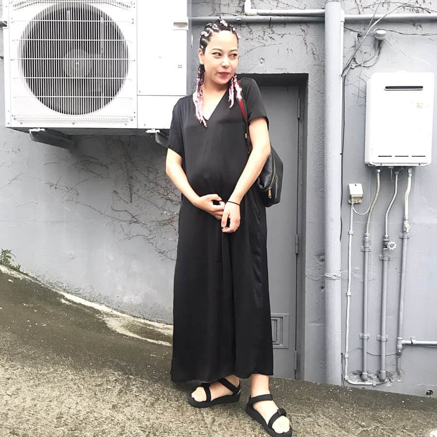 知念美加子さんのインスタグラム写真 - (知念美加子Instagram)「Coordinate 😋 ・ ・ といっても、 お腹パンパン、暑いし、ワンピース一択！笑 ・ ・ ・ Dress @irojikake  Sandals @teva  Bag @gucci ・ ・ #coordinate #ootd #fashion #stylist #マタニティコーデ #okinawalife #ちねんすたいる #オシャレは自由」8月12日 9時58分 - chinenmikako